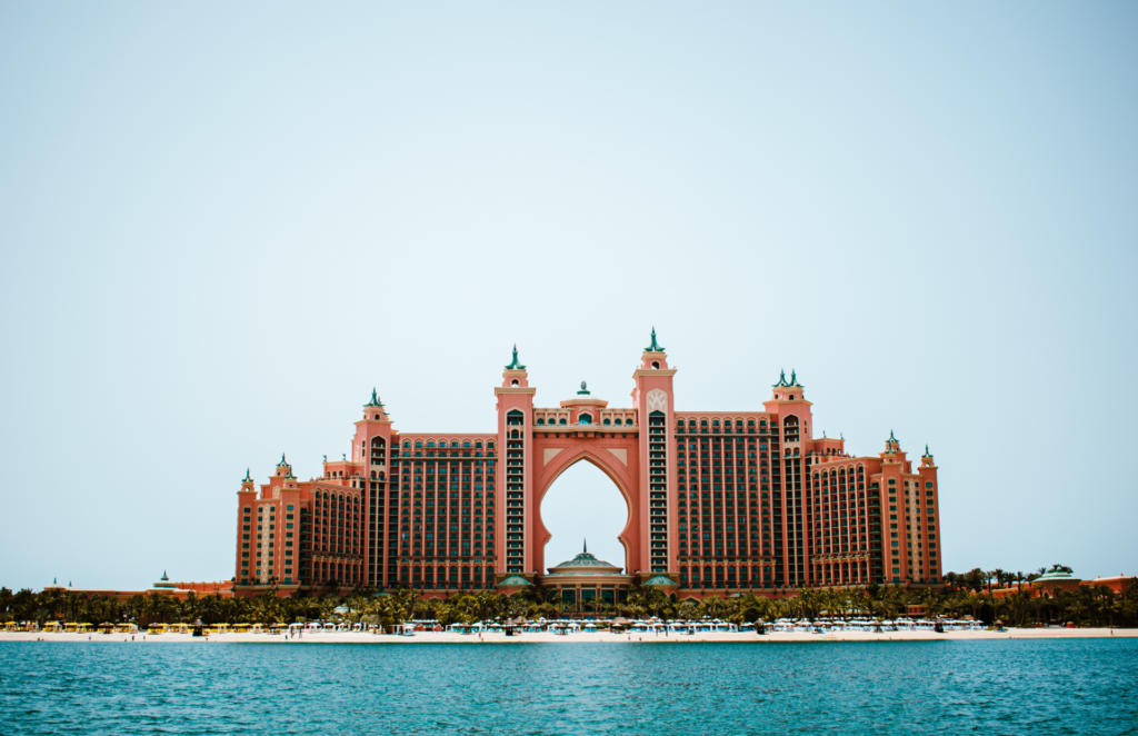 Et panoramautsikt av Hotel Atlantis Dubai, med sin imponerende arkitektur og glitrende vannpark